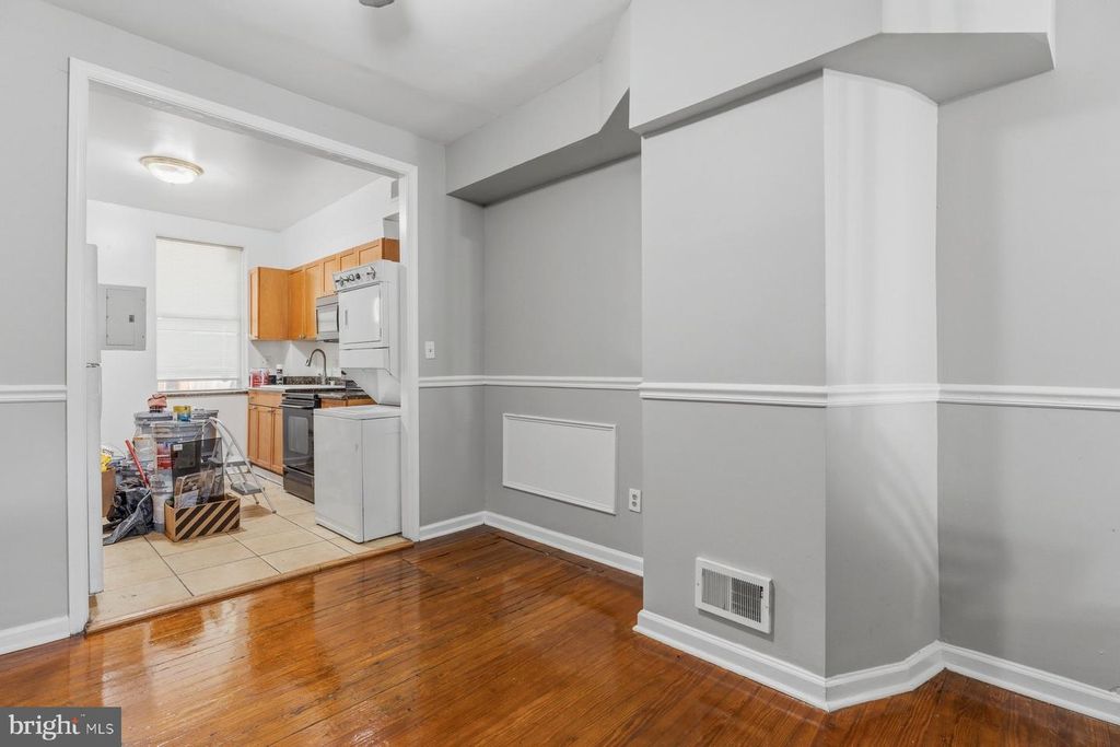 Image 7 of property listing at 868 CARROLL ST, Baltimore, MD 21230