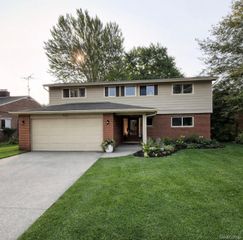 19982 W Doyle Place, Grosse Pointe Woods, MI 48236