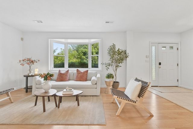 110 Coolidge Hill Rd 2, Watertown, MA 02472