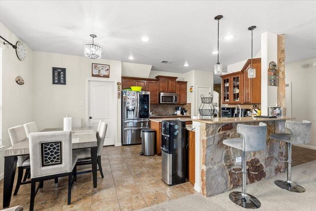 117 E Emory Fields DR, Hutto, TX 78634