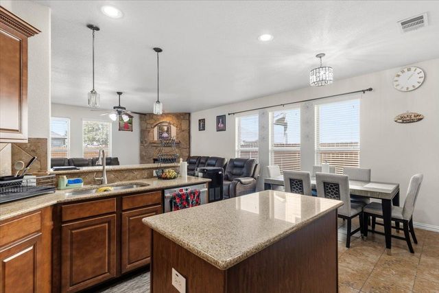 117 E Emory Fields DR, Hutto, TX 78634