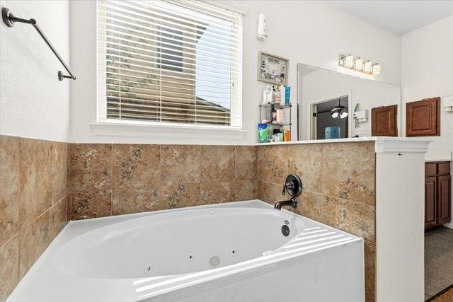 117 E Emory Fields DR, Hutto, TX 78634