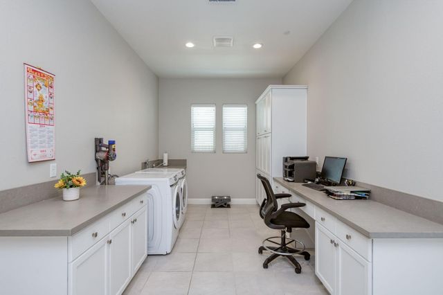 682 Parsons Way S, Madera, CA 93636