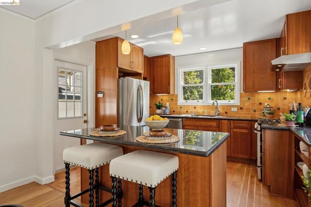 3635 Majestic Ave, Oakland, CA 94605