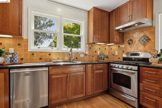 3635 Majestic Ave, Oakland, CA 94605