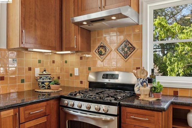 3635 Majestic Ave, Oakland, CA 94605