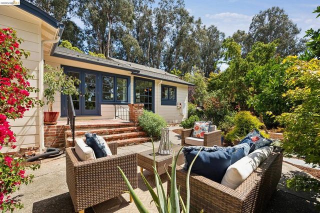 3635 Majestic Ave, Oakland, CA 94605