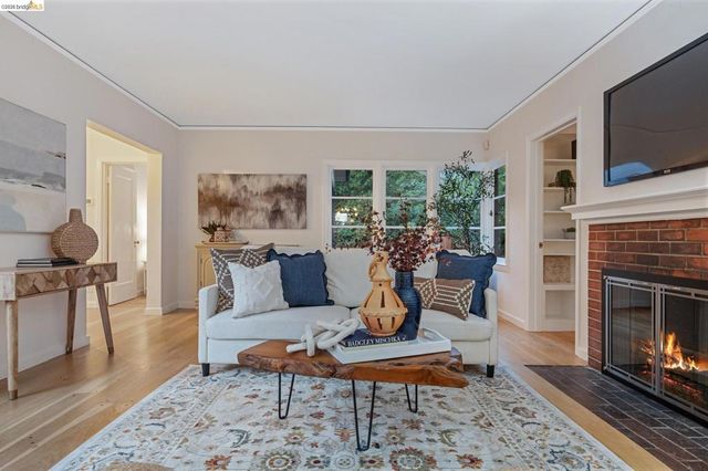 3635 Majestic Ave, Oakland, CA 94605