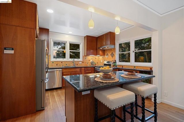 3635 Majestic Ave, Oakland, CA 94605