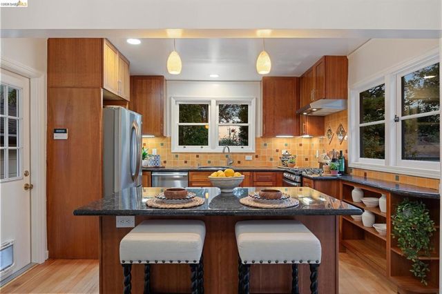 3635 Majestic Ave, Oakland, CA 94605