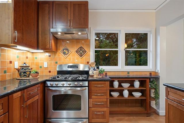 3635 Majestic Ave, Oakland, CA 94605