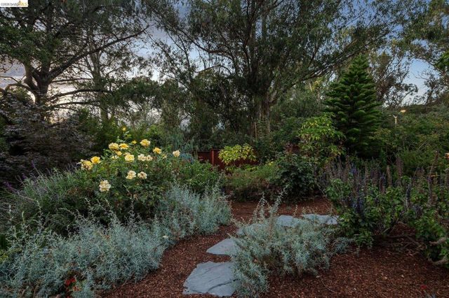 3635 Majestic Ave, Oakland, CA 94605