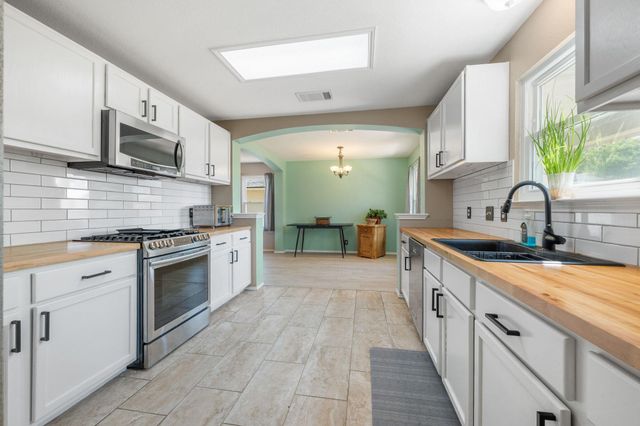 404 Country Estates DR, Hutto, TX 78634