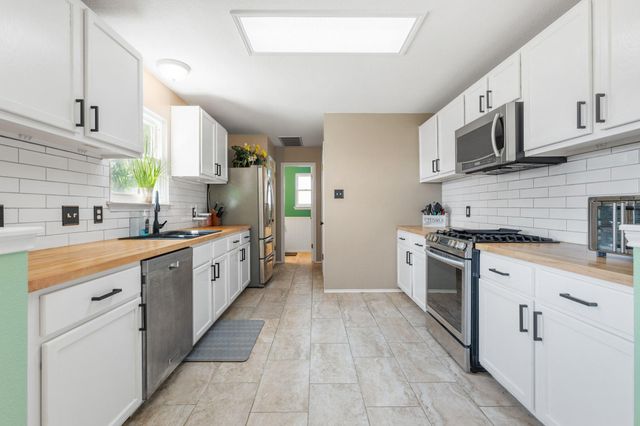 404 Country Estates DR, Hutto, TX 78634