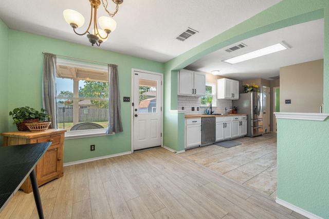 404 Country Estates DR, Hutto, TX 78634