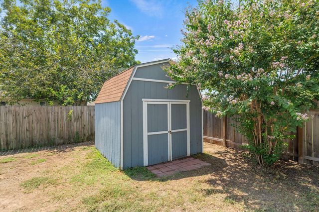 404 Country Estates DR, Hutto, TX 78634