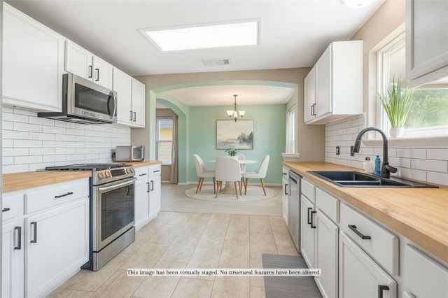 404 Country Estates DR, Hutto, TX 78634