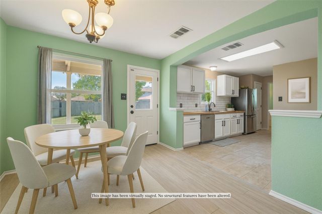 404 Country Estates DR, Hutto, TX 78634