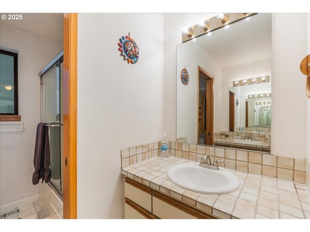 4451 GOLDEN Ln, Lake Oswego, OR 97035