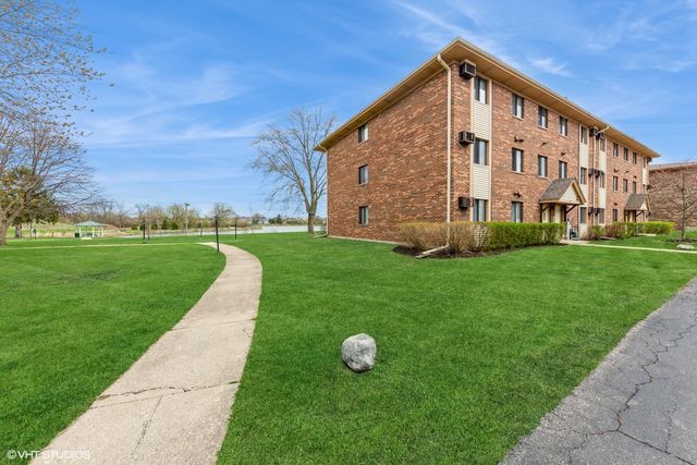 4 Parkside Court 8, Vernon Hills, IL 60061