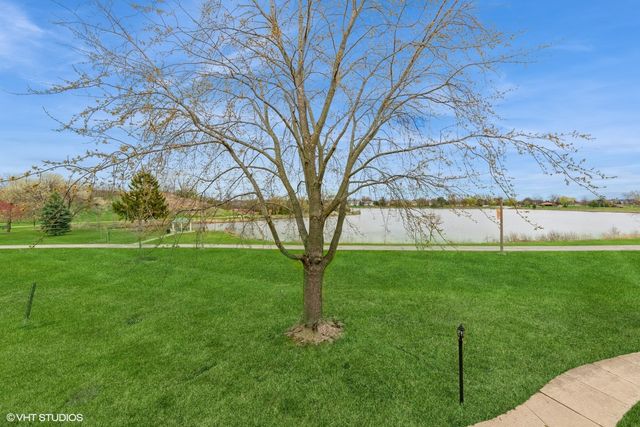 4 Parkside Court 8, Vernon Hills, IL 60061