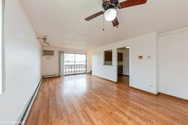4 Parkside Court 8, Vernon Hills, IL 60061