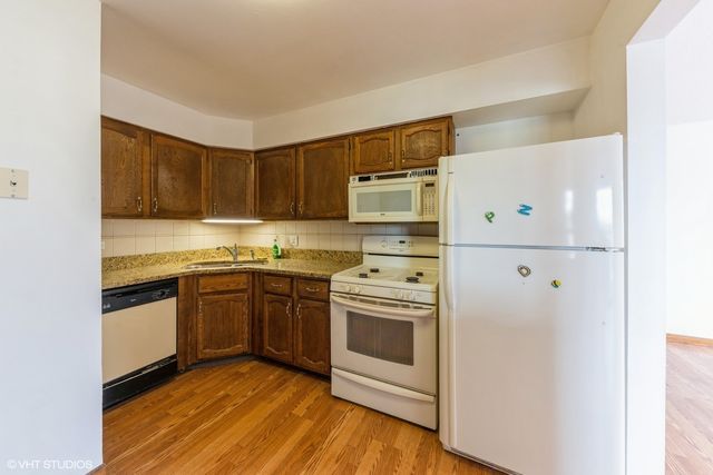 4 Parkside Court 8, Vernon Hills, IL 60061