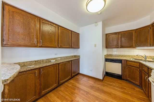 4 Parkside Court 8, Vernon Hills, IL 60061