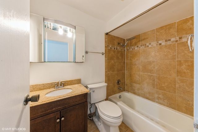 4 Parkside Court 8, Vernon Hills, IL 60061