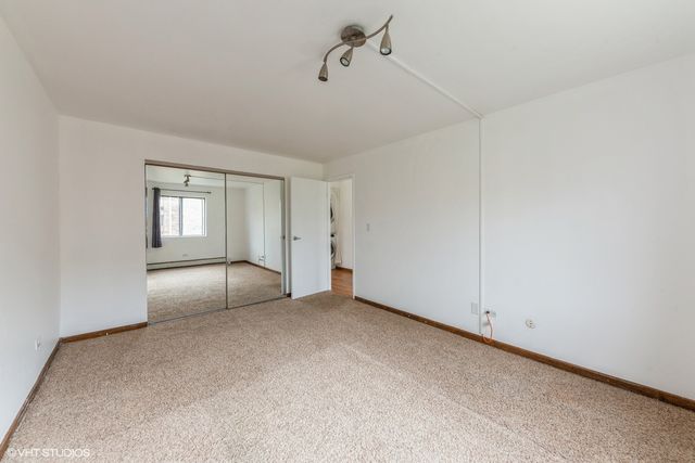 4 Parkside Court 8, Vernon Hills, IL 60061