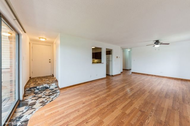 4 Parkside Court 8, Vernon Hills, IL 60061