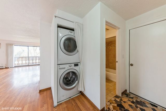 4 Parkside Court 8, Vernon Hills, IL 60061