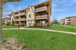 4 Parkside Court 8, Vernon Hills, IL 60061