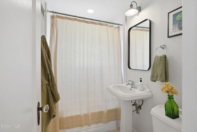 2049 Hoover Road, Niskayuna, NY 12304