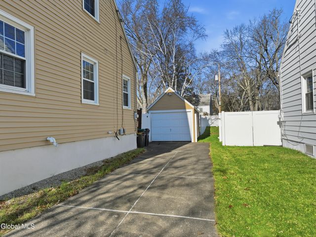 2049 Hoover Road, Niskayuna, NY 12304