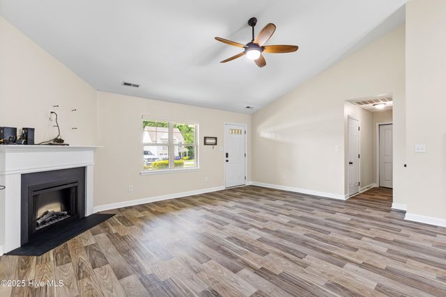 302 Boxwood Court, Jacksonville, NC 28540