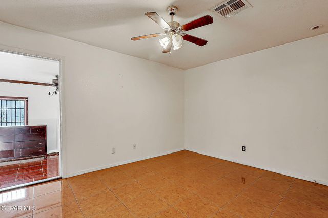 10424 Valle De Oro Drive, Socorro, TX 79927