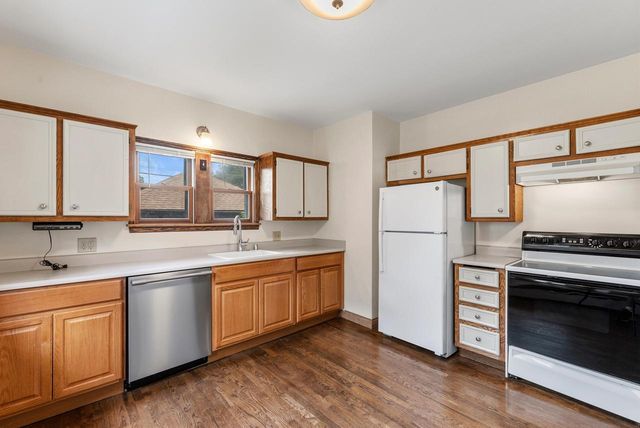3239 W Drury LANE, Milwaukee, WI 53215