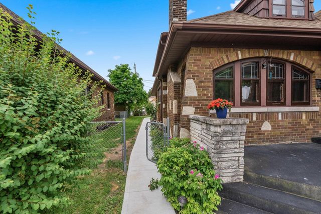 3239 W Drury LANE, Milwaukee, WI 53215