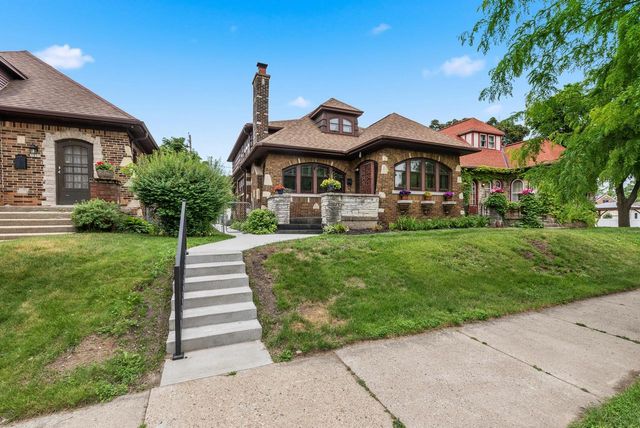 3239 W Drury LANE, Milwaukee, WI 53215