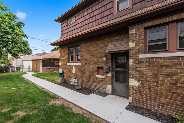 3239 W Drury LANE, Milwaukee, WI 53215