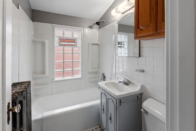 3239 W Drury LANE, Milwaukee, WI 53215
