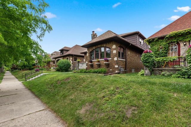 3239 W Drury LANE, Milwaukee, WI 53215