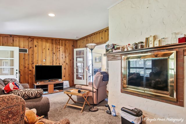 2923 Shorewood Drive, Mchenry, IL 60050