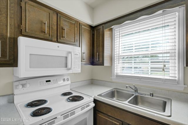 255 Salisbury Square APT 101, Louisville, KY 40207