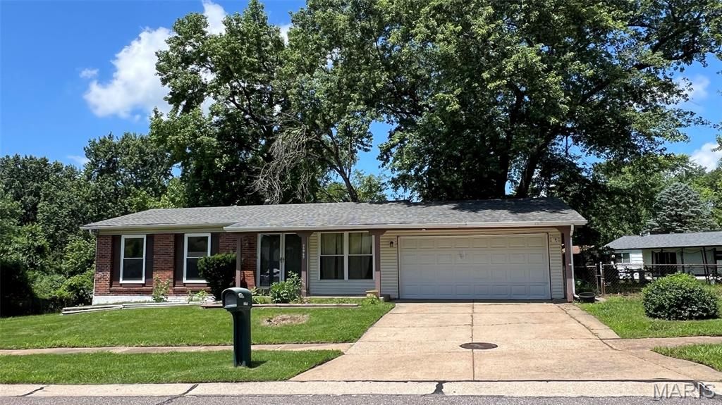 11747 Vizcuya Court, Florissant, MO 63033
