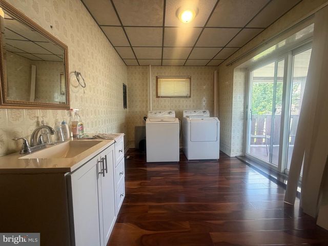 21 E CENTRE ST, Shenandoah, PA 17976