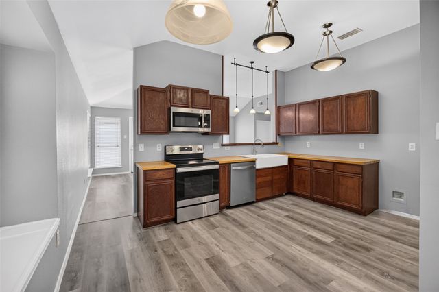 6318 Brookcrest Drive, Arlington, TX 76018