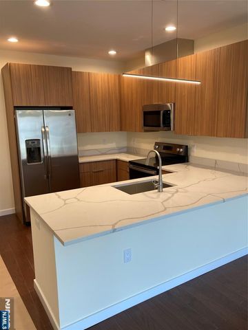 209 Oakdene Place 204, Cliffside Park, NJ 07010