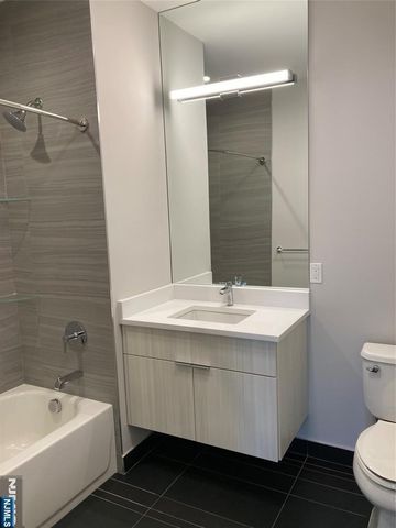 209 Oakdene Place 204, Cliffside Park, NJ 07010